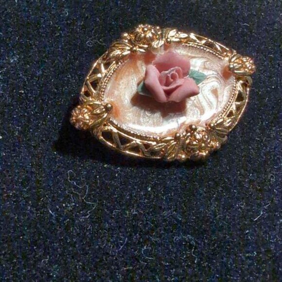 Vintage Rose Brooch & Earrings Avon                   Blue Bin # 68 - Picture 6 of 7